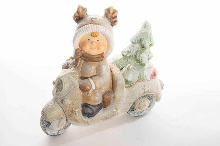 Figurka chłopczyka na skuterze 33,5 cm fot.5
