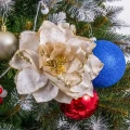 "Boże Narodzenie pełne Elegancji: Kwiat na Klipsie w Trzech Kolorach fot. 3