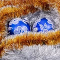 Szklana bombka zdobiona - kwiat z gałązką fot. 2