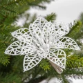 Biała poinsecja na klipsie - 11 cm