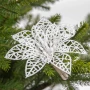Biała poinsecja na klipsie - 11 cm