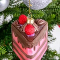 Słodka Dekoracja: Szklany Tort z Malinami na Choinkę