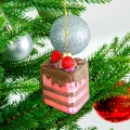 Kawałek Świąt: Szklany Tort jako Zawieszka Choinkowa