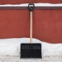 Łopata do śniegu z drewnianym trzonkiem 135 cm