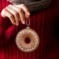 Piernikowy donut - Zawieszka choinkowa z brokatem 10 cm fot.4