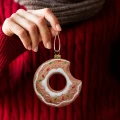 Piernikowy donut - Zawieszka choinkowa z brokatem 10 cm fot.3