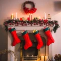 fireplace-decorated-with-christmas-motifs-red-socks kopia.webp