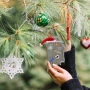 Zawieszka choinkowa — Walizka z czapką świąteczną 10,9 cm fot.4