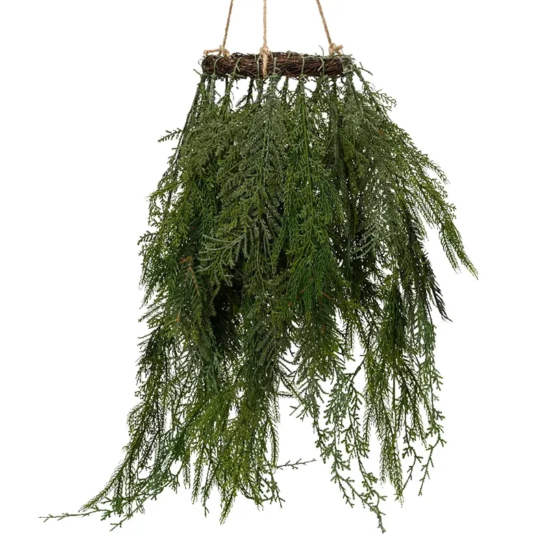 Wiszący wianek z gałęzi tui  na plecionym kole - 70 cm