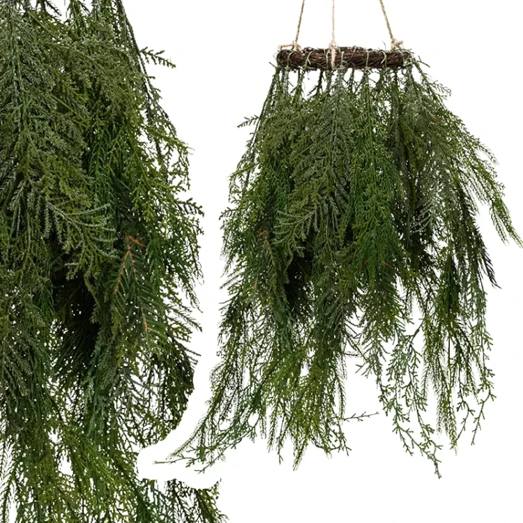 Wiszący wianek z gałęzi tui  na plecionym kole - 70 cm