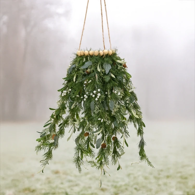 Wiszący wianek na koralach z gałęzi tui na plecionym kole - 65 cm