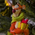 Zawieszka choinkowa Tygrysek z prezentem z bajki Kubuś Puchatek od DISNEY