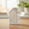 Biały ceramiczny domek z diodami LED 6,7x8,7x15,5cm