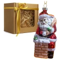 Mikołaj w kominie - szklana zawieszka choinkowa 12 cm