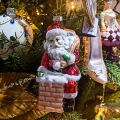 Mikołaj w kominie - szklana zawieszka choinkowa 12 cm