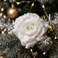 Biała róża na klipsie z brokatem 12 cm KAEMINGK 701435
