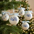 Bombki szklane 8cm białe z niebieskimi dziecięcymi stópkami i kakardą kpl. 6 szt